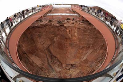 First visitors step onto canyon skywalk