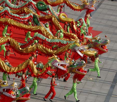 Dragon dance for peony festival in Henan