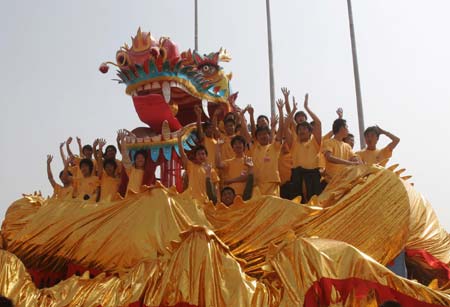 Dragon dance for peony festival in Henan