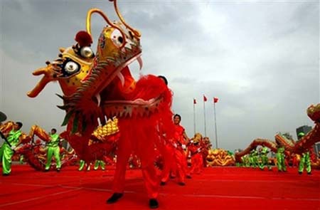 Dragon dance for peony festival in Henan