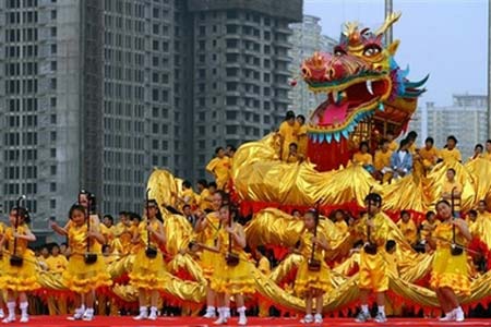 Dragon dance for peony festival in Henan