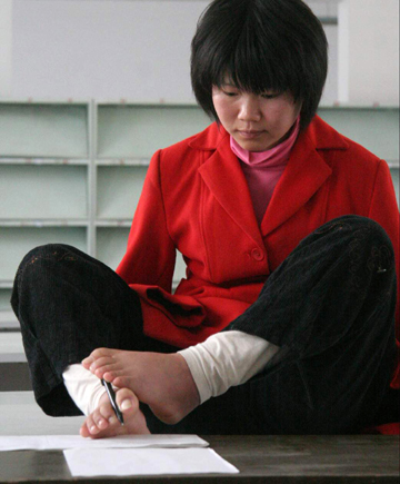 Handicapped woman logs her life by feet