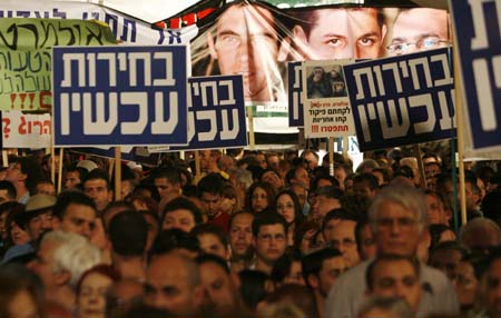 Israeli PM Olmert faces down protests 