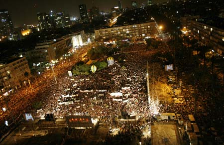 Israeli PM Olmert faces down protests 
