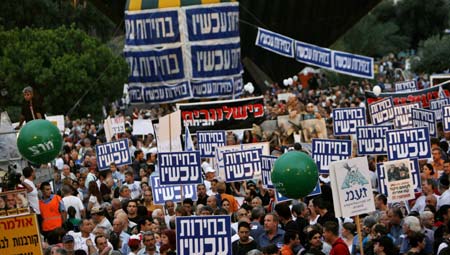 Israeli PM Olmert faces down protests 
