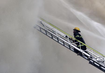Office building in fire in Manila 