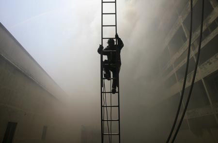 Office building in fire in Manila 