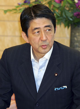 Japan PM speaks to Miss Plum