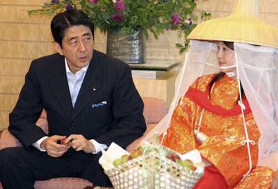 Japan PM speaks to Miss Plum
