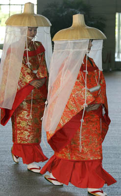 Japan PM speaks to Miss Plum