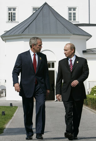 Bush-Putin meeting mixed with smile and strife