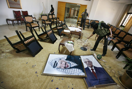 Hamas fighters seize private office of Abbas