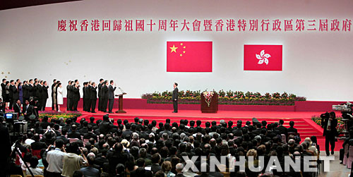 President swears in HK Chief and cabinet