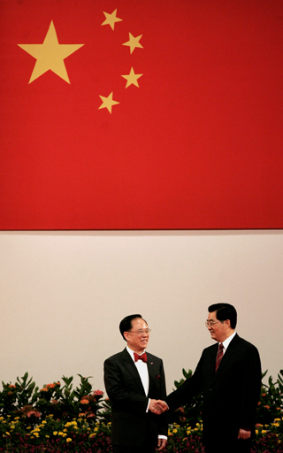 President swears in HK Chief and cabinet