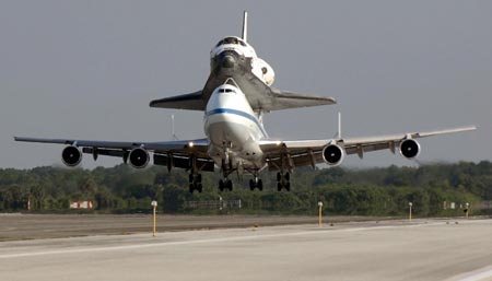 Atlantis lands at Cape Canaveral 
