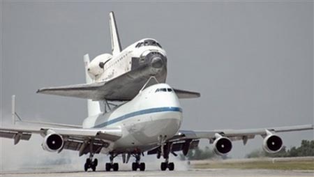 Atlantis lands at Cape Canaveral 