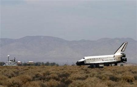Atlantis lands at Cape Canaveral 