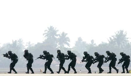  Members of the Indonesian police elite anti-terrorist unit take part in a drill at Sukarno-Hatta airport in Jakarta July 31, 2007.[Reuters]