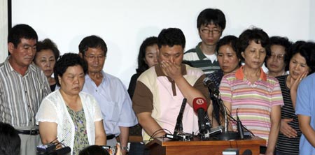 Kim Kyung-sik (C), elder brother of Kim Kyung-ja, cries as his mother Park Seon-nyo (front L) and other family members of the Koreans kidnapped by the Taliban, attend a news conference in Seongnam, south of Seoul August 13, 2007. South Korea's Foreign Ministry confirmed on Monday that two Korean women, Kim Ji-na and Kim Kyung-ja, held hostage for nearly a month by Taliban insurgents have been freed. [Reuters]