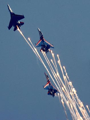 Sukhoi Su-27s fly in formation during the international air show MAKS-2007 in Zhukovsky near Moscow August 21, 2007.