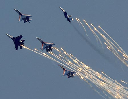 Sukhoi Su-27s fly in formation during the international air show MAKS-2007 in Zhukovsky near Moscow August 21, 2007.