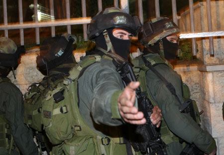 Israeli forces stand at the scene of a shooting attack in Jerusalem March 6, 2008. A Palestinian gunman opened fire in a Jewish religious school in Jerusalem on Thursday, killing at least eight people and wounding about 10 in the most lethal attack in Israel in two years, emergency services said. [Agencies]