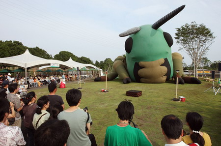 Giant 'locust' on display in Yokohama