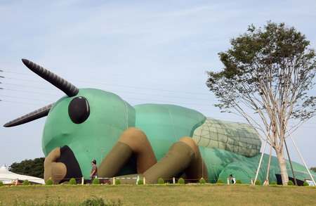 Giant 'locust' on display in Yokohama
