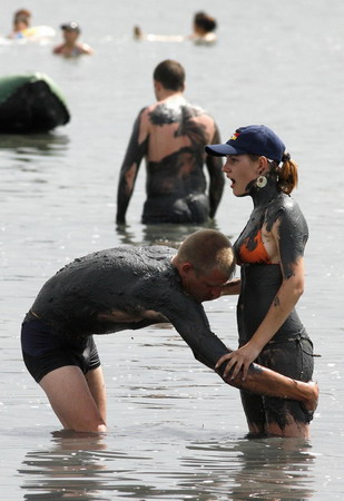 Russians play in mineral-rich black mud