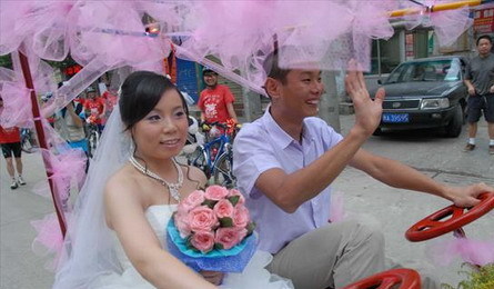 Wedding ceremony on cycle to improve environmental protection