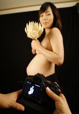 Japan Nude maternity photo gains popularity