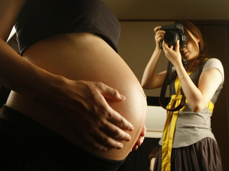 Japan: Nude maternity photo gains popularity