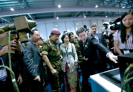 Brunei Sultan visits Poly booth