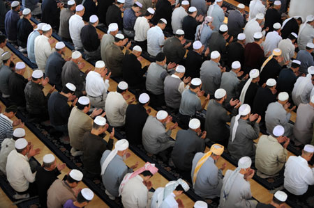 Chinese Muslims pray on first day of Ramadan