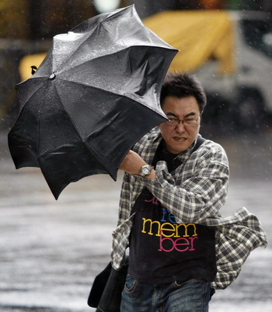 Typhoon Melor lands in Japan