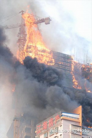 Fire breaks out in highrise in C. China