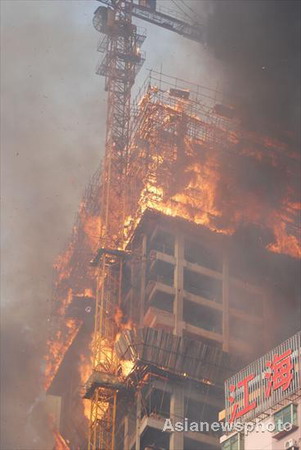 Fire breaks out in highrise in C. China