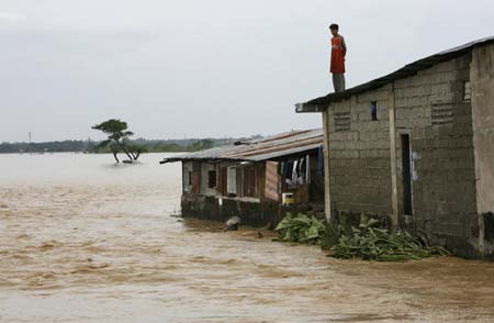 Rain, floods in N. Philippines kill over 100