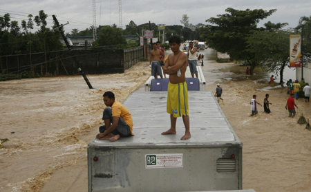 Rain, floods in N. Philippines kill over 100