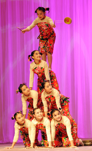 Shanghai acrobatic performers set stage in Taipei