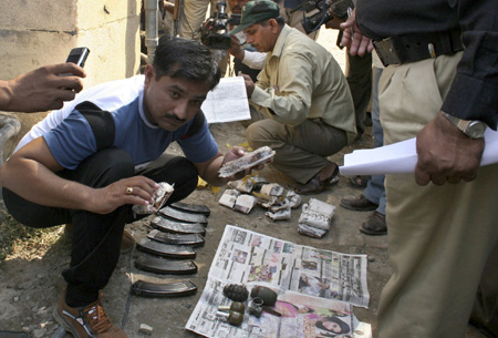 Gunmen, bomber hit 4 sites in Pakistan, 31 die