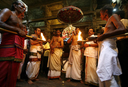 Hindus celebrate 'row of lights'