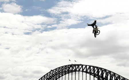 Stunt performed in front of Sydney Harbour Bridge