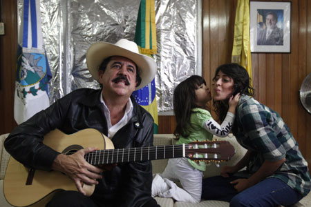 Honduras ousted president Zelaya plays guitar with family