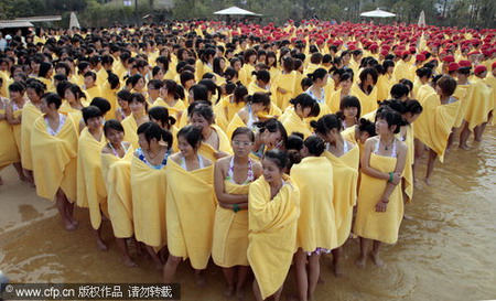 Over 10,000 bathe in hotspring, set new world record