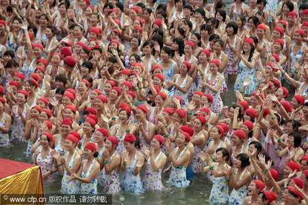 Over 10,000 bathe in hotspring, set new world record