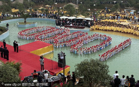 Over 10,000 bathe in hotspring, set new world record