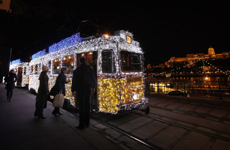 European cities begin to decorate Christmas season