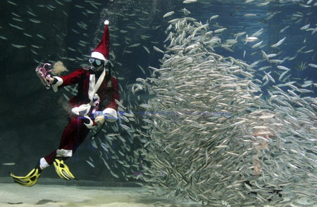 Underwater Santa Claus performs in Seoul