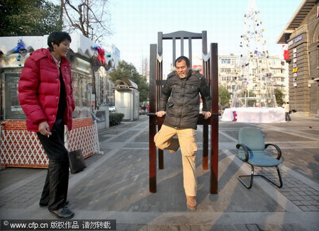 Climb up to the chair for Yao Ming